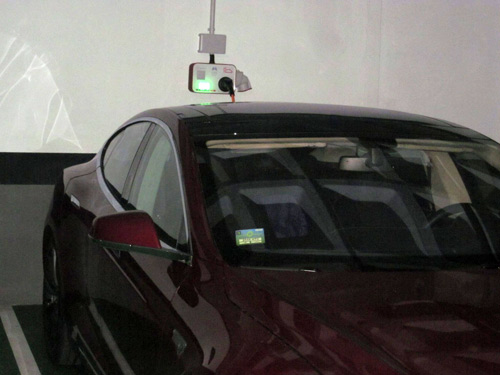 Tesla Model S carga en un punto de recarga instalado por LugEnergy