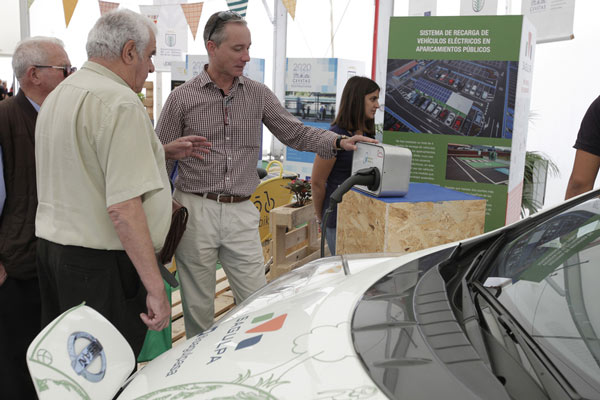 Exposición coches electricos en salon de canarias