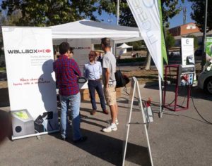 visitantes en el stand de lugenergy