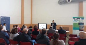 Charla entre los asistentes al evento