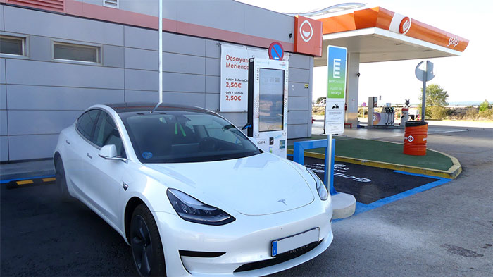 Estación de recarga para coche eléctrico en una gasolinera