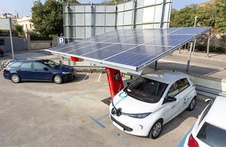 Fotolinera: coches eléctricos cargando con placas solares