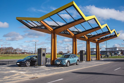 Coches eléctricos cargando con energía eólica (electrolinera)