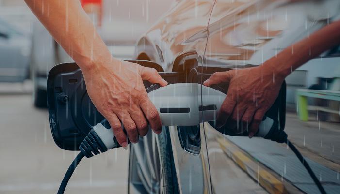 Cargar coche eléctrico con lluvia