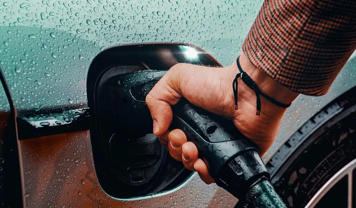 cargar coche eléctrico con lluvia