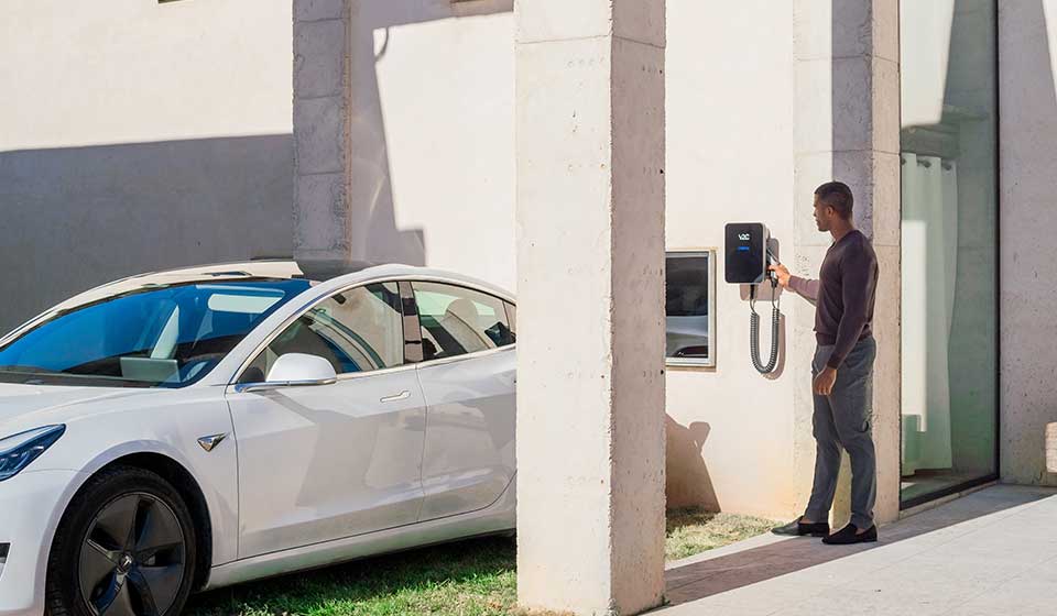 Cargar coche eléctrico en casa