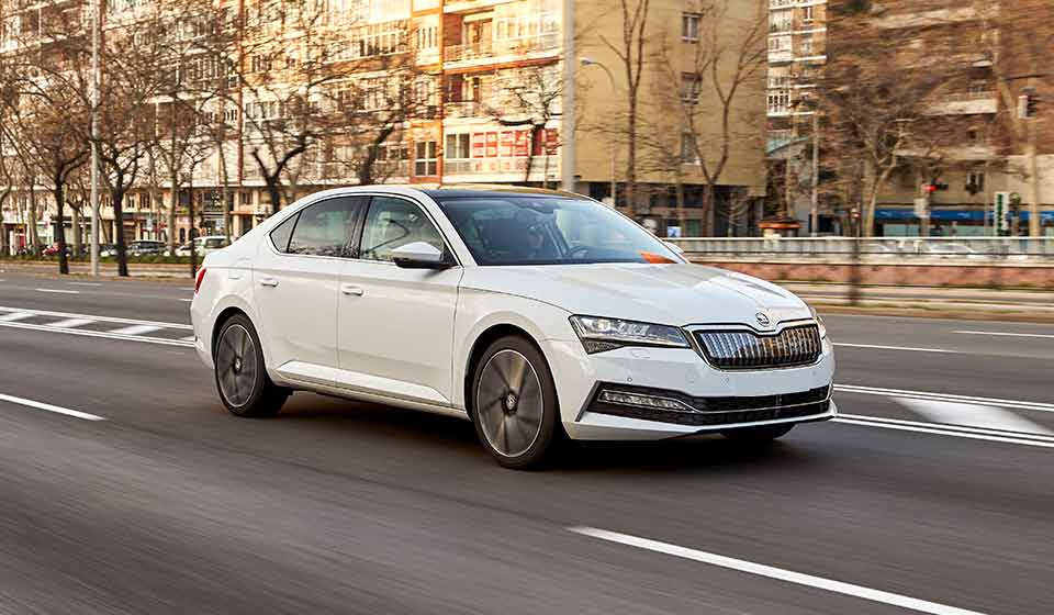 coche híbrido con mayor autonomía skoda iv